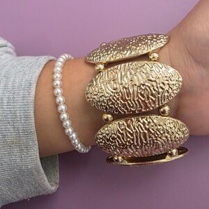 Vintage Style Gold Tone Textured Hammered Oval Panel Stretch Statement Bracelet